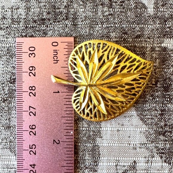 Vintage Gold-Tone Leaf-Shaped Brooch Pin With Intricate Filigree Design MCM - Picture 5 of 6